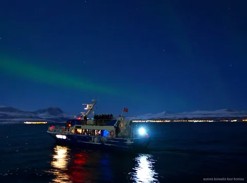 Båd brugt på Tromsøs aften nordlys krydstogt der afgår fra bykajen