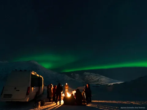 Bus con tetto in vetro usato per l'escursione con cena per l'aurora boreale a Tromsø