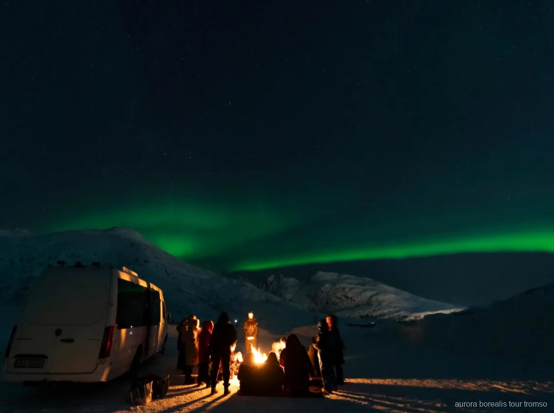 Bus au toit vitré utilisé pour l'excursion aurore boréale avec dîner de Tromsø