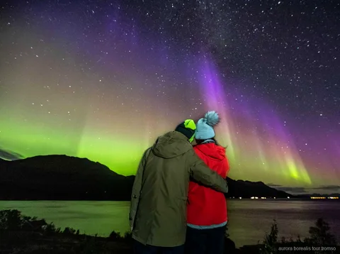 Guia a tirar um retrato dos convidados durante a caça em grupo pequeno em Tromso