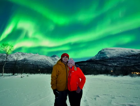 Aurora boreal sobre o Norte da Noruega vista da caça em grupo pequeno de Tromso