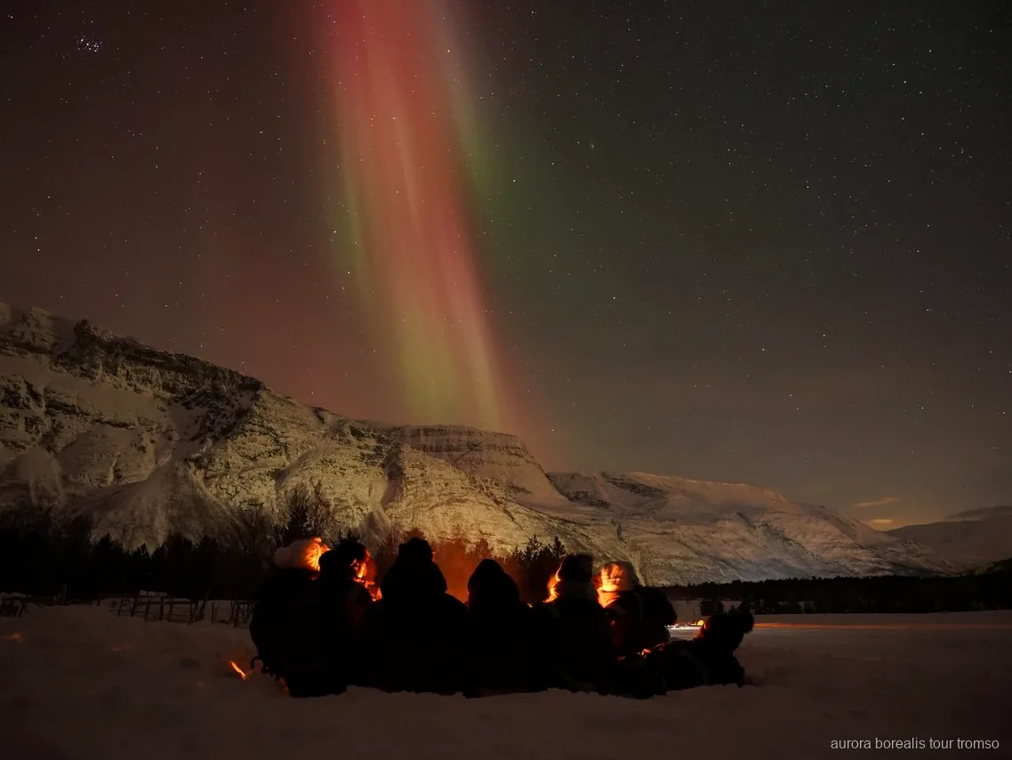 Aurora boreal captada durante a caça ilimitada de Tromso
