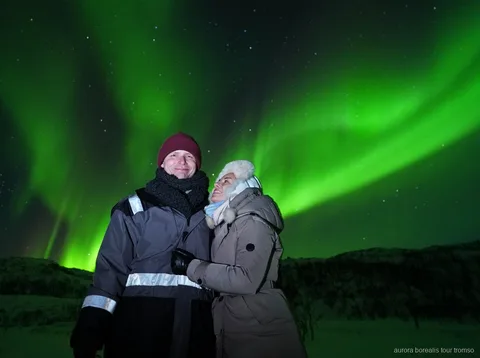 Grup en la cacera il·limitada d'aurores boreals de Tromsø observant l'aurora