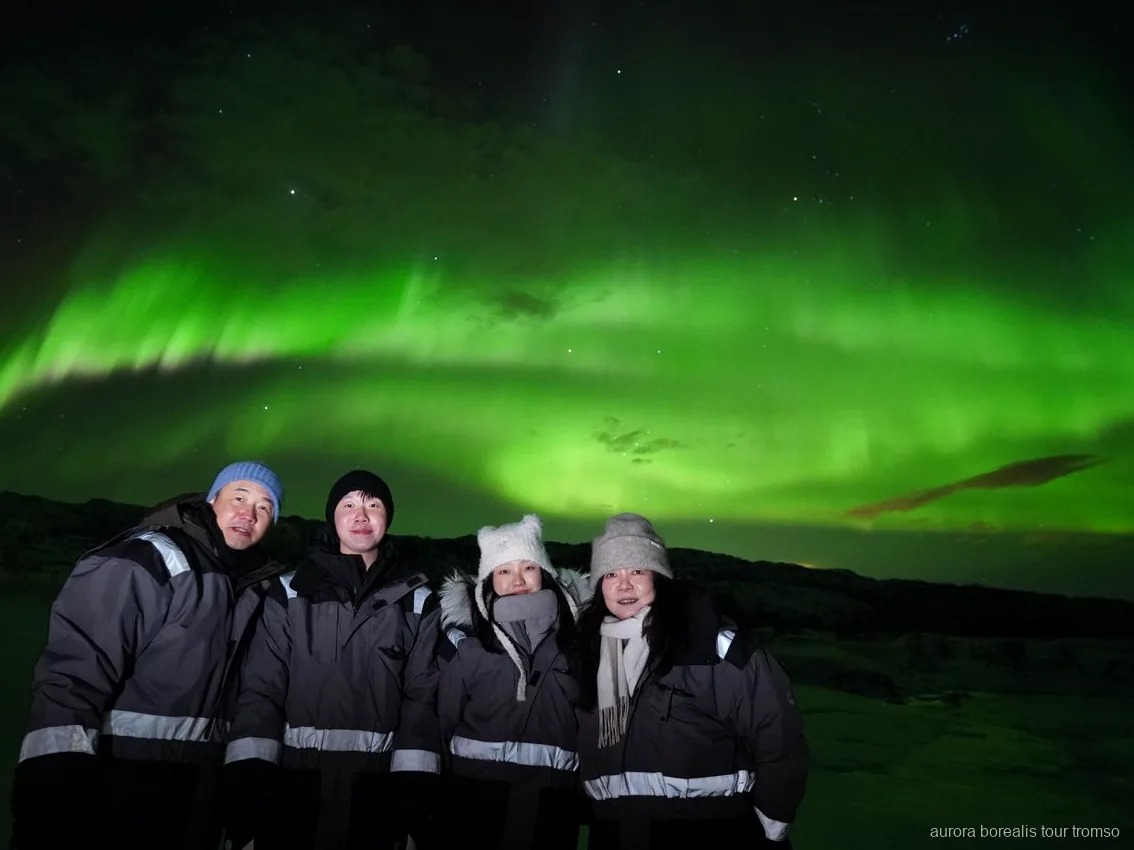 Campament amb foguera muntat durant una nit de cacera d'aurora boreal a Tromsø