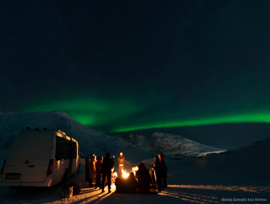 Tromso kuzey ışıkları yemekli turunda kullanılan camlı çatılı otobüs