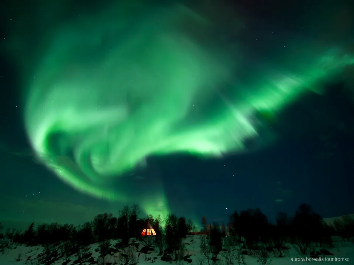 Lavvo tradicional usado en el campamento de huskies con auroras boreales de Tromsø