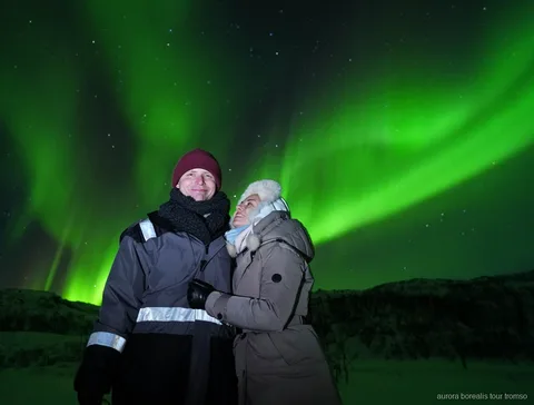 Grupo en la caza ilimitada de auroras boreales de Tromsø observando el cielo