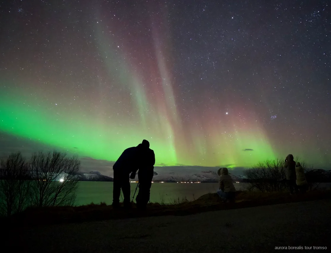 Autobús con calefacción usado en la caza ilimitada de auroras boreales de Tromsø