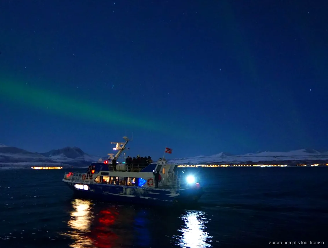 Vaixell del creuer nocturn d'aurores boreals sortint del moll de Tromsø