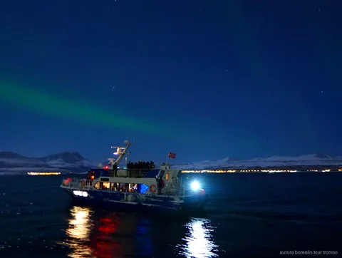 Barca usata per la crociera serale per l'aurora boreale a Tromsø in partenza dal molo cittadino