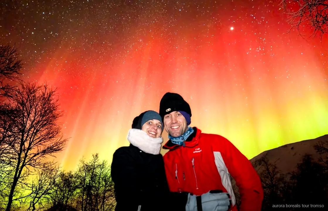 Nordlys over et arktisk landskab nær Tromsø
