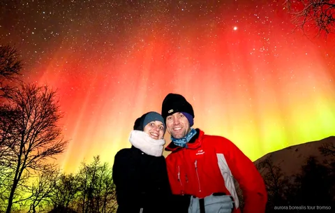 Norrsken över ett arktiskt landskap nära Tromsö