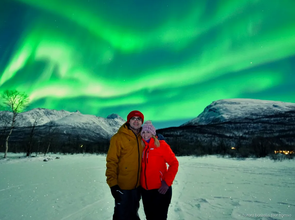 Norrsken över Nordnorge sett från Tromsø norrskenjakt i liten grupp