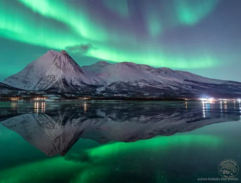 Fotógrafo a ensinar definições de fotografia de aurora boreal no tour de Tromso