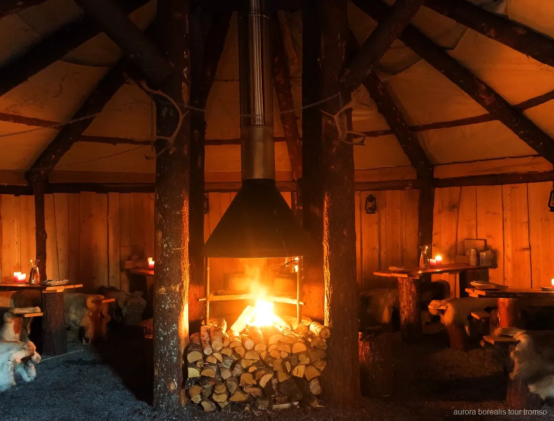 Cena sami tradicional servida dentro de un lavvu cerca de Tromsø