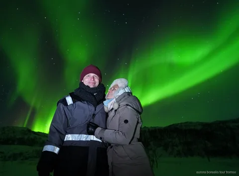 Gruppe der Tromsø Unbegrenzten Nordlichtjagd beobachtet die Nordlichter